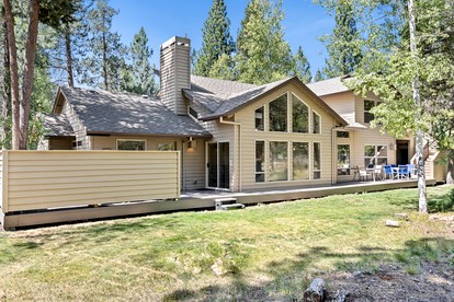 Elegant Family Getaway with Bikes, Hot Tub, and Golf Course Views in Sunriver, Oregon - glamping.directory