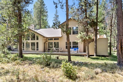 Elegant Family Getaway with Bikes, Hot Tub, and Golf Course Views in Sunriver, Oregon - Sunriver, Oregon - glamping.directory
