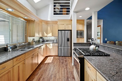 Elegant Family Getaway with Bikes, Hot Tub, and Golf Course Views in Sunriver, Oregon - Sunriver, Oregon - glamping.directory