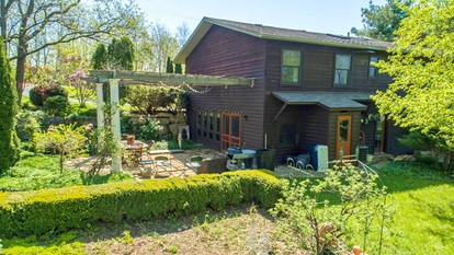 Charming Vacation Rental in a Mississippi Valley Bed and Breakfast in Elizabeth, Illinois - glamping.directory