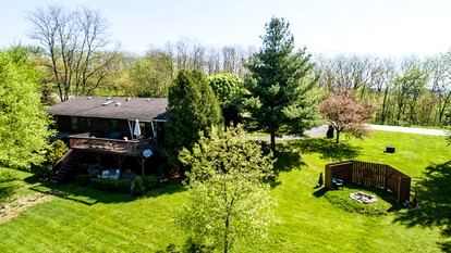 Charming Vacation Rental in a Mississippi Valley Bed and Breakfast in Elizabeth, Illinois - Elizabeth, Illinois - glamping.directory
