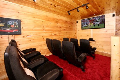 Spacious Cabin with Home Theater, Game Room and Outdoor Picnic Space in Sevierville, Tennessee - Sevierville, Tennessee - glamping.directory