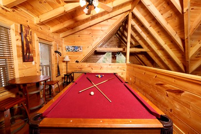 Spacious Cabin with Home Theater, Game Room and Outdoor Picnic Space in Sevierville, Tennessee - Sevierville, Tennessee - glamping.directory