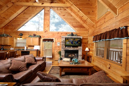 Spacious Cabin with Home Theater, Game Room and Outdoor Picnic Space in Sevierville, Tennessee - Sevierville, Tennessee - glamping.directory