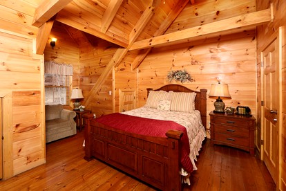 Spacious Cabin with Home Theater, Game Room and Outdoor Picnic Space in Sevierville, Tennessee - Sevierville, Tennessee - glamping.directory