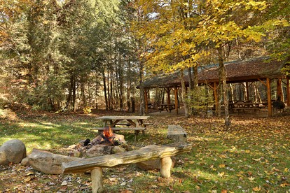 Spacious Cabin with Home Theater, Game Room and Outdoor Picnic Space in Sevierville, Tennessee - Sevierville, Tennessee - glamping.directory