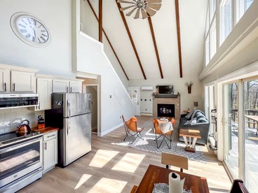 Cozy A-Frame Cabin with Hot Tub & Sauna near Wintergreen Resort, Blue Ridge Mountains VA - Wintergreen, Virginia - glamping.directory