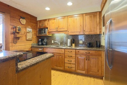 Mountain Top with BBQ and Jacuzzi in Gatlinburg, Tennessee - Gatlinburg, Tennessee - glamping.directory
