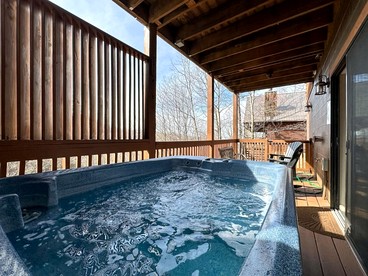 Mountain Top with BBQ and Jacuzzi in Gatlinburg, Tennessee - Gatlinburg, Tennessee - glamping.directory