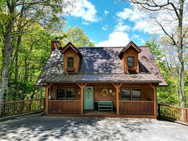 Mountain Top with BBQ and Jacuzzi in Gatlinburg, Tennessee - glamping.directory