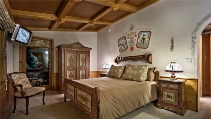Luxury Cabin Rental with a Hot Tub and a Steam Room in Yampa Valley, Colorado - Steamboat, Colorado - glamping.directory