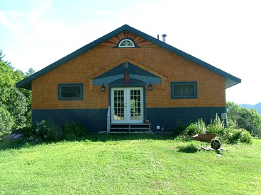 Cozy Cabin Getaway on Acres of Farmland near Green Mountain National Forest, Vermont - Wells, Vermont - glamping.directory