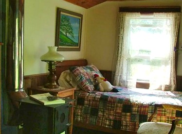 Cozy Cabin Getaway on Acres of Farmland near Green Mountain National Forest, Vermont - Wells, Vermont - glamping.directory