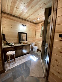Luxury Log Cabin in Broken Bow, Ideal for Family Glamping Getaways - Broken Bow, Oklahoma - glamping.directory