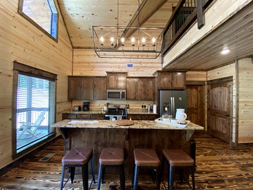 Luxury Log Cabin in Broken Bow, Ideal for Family Glamping Getaways - Broken Bow, Oklahoma - glamping.directory
