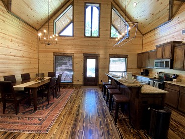 Luxury Log Cabin in Broken Bow, Ideal for Family Glamping Getaways - Broken Bow, Oklahoma - glamping.directory