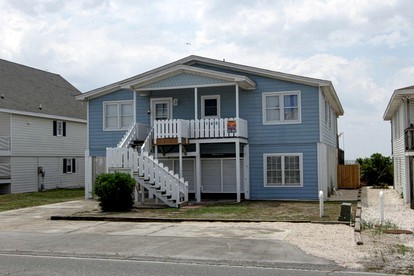 Family-Friendly Cottage with a Pool in Holden Beach, North Carolina - glamping.directory