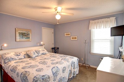 Family-Friendly Cottage with a Pool in Holden Beach, North Carolina - Holden Beach, North Carolina - glamping.directory