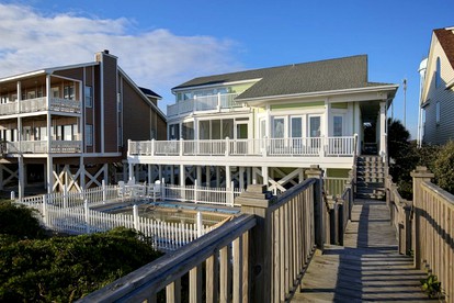 Family-Friendly Cottage with a Pool in Holden Beach, North Carolina - Holden Beach, North Carolina - glamping.directory