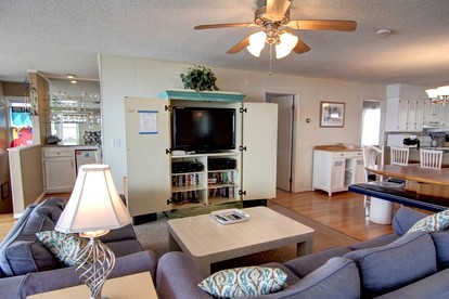 Family-Friendly Cottage with a Pool in Holden Beach, North Carolina - Holden Beach, North Carolina - glamping.directory