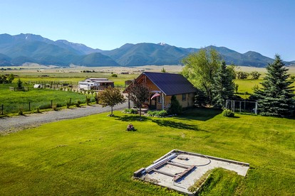Romantic Cabin Rental with a Delightful Porch near Ennis, Montana - Whitehall, Montana - glamping.directory