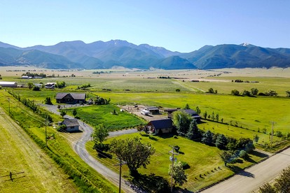 Romantic Cabin Rental with a Delightful Porch near Ennis, Montana - Whitehall, Montana - glamping.directory
