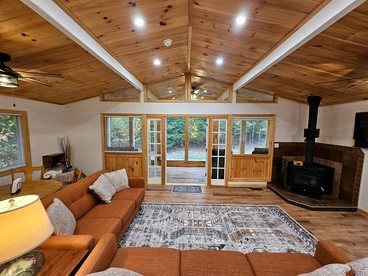 Beautiful Cozy Cabin with Hot Tub and Fire Pit near Haverhill, New Hampshire - Haverhill, New Hampshire - glamping.directory