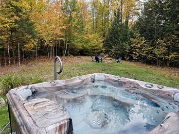 Beautiful Cozy Cabin with Hot Tub and Fire Pit near Haverhill, New Hampshire - Haverhill, New Hampshire - glamping.directory