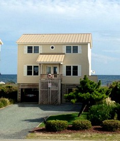 Spacious Oceanfront Cottage near Shallotte River Swamp Park in Holden Beach, North Carolina - glamping.directory