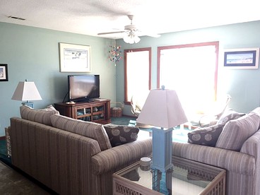 Spacious Oceanfront Cottage near Shallotte River Swamp Park in Holden Beach, North Carolina - Holden Beach, North Carolina - glamping.directory