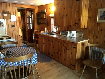 Lakeside Two-Bedroom Vacation Rental Set in the Summer Town of Camden, Maine - Camden, Maine - glamping.directory