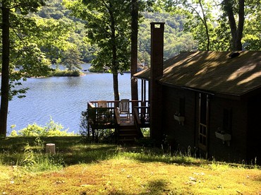 Lakeside Two-Bedroom Vacation Rental Set in the Summer Town of Camden, Maine - Camden, Maine - glamping.directory