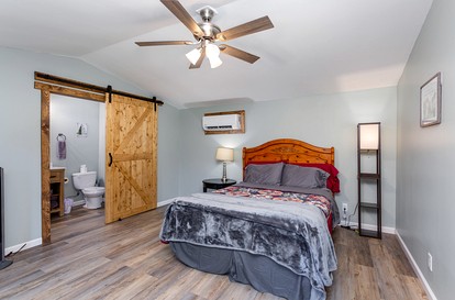 Quaint Secluded Cottage with Private Hot-Tub Incredible for a Weekend Getaway at Hocking Hills in Ohio - Logan, Ohio - glamping.directory