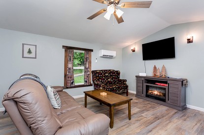 Quaint Secluded Cottage with Private Hot-Tub Incredible for a Weekend Getaway at Hocking Hills in Ohio - Logan, Ohio - glamping.directory