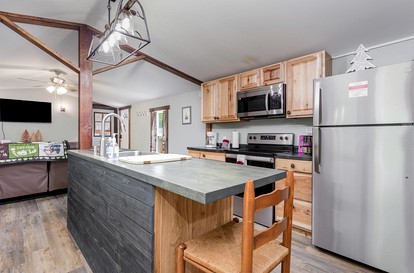 Quaint Secluded Cottage with Private Hot-Tub Incredible for a Weekend Getaway at Hocking Hills in Ohio - Logan, Ohio - glamping.directory