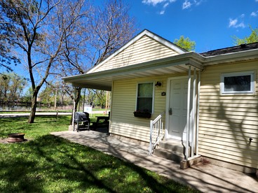 Tranquil Cottage with Picnic Table and Fire Ring in Trempealeau, Wisconsin - Whitehall, Wisconsin - glamping.directory