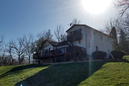 Countryside Vacation Rental with a Private Hot Tub in Jo Daviess County, Illinois - Galena, Illinois - glamping.directory