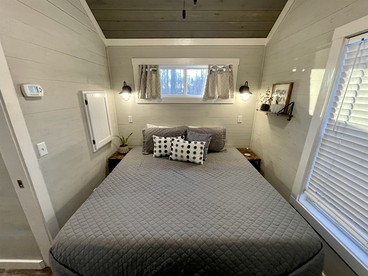 Chic Tiny Cabin with Jacuzzi, Screened Porch and Grill in Tennessee - Tracy City, Tennessee - glamping.directory