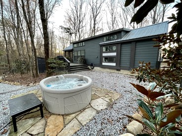 Chic Tiny Cabin with Jacuzzi, Screened Porch and Grill in Tennessee - Tracy City, Tennessee - glamping.directory