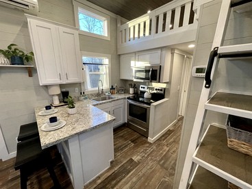Chic Tiny Cabin with Jacuzzi, Screened Porch and Grill in Tennessee - Tracy City, Tennessee - glamping.directory