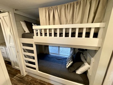 Chic Tiny Cabin with Jacuzzi, Screened Porch and Grill in Tennessee - Tracy City, Tennessee - glamping.directory