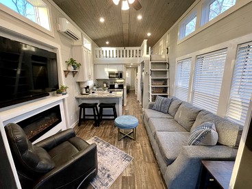 Chic Tiny Cabin with Jacuzzi, Screened Porch and Grill in Tennessee - Tracy City, Tennessee - glamping.directory