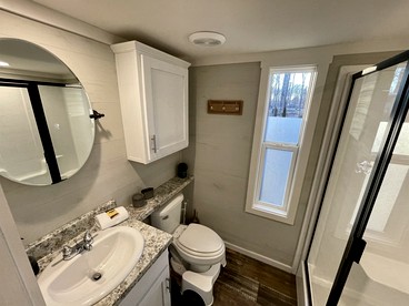 Chic Tiny Cabin with Jacuzzi, Screened Porch and Grill in Tennessee - Tracy City, Tennessee - glamping.directory