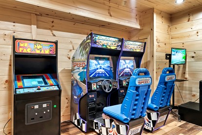 Gorgeous Cabin with Arcade Games, Pool and Endless Entertainment in Tennessee - Gatlinburg, Tennessee - glamping.directory