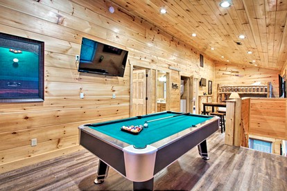 Spacious Rental with Amazing Views of the Smokies and Games Room in Gatlinburg, Tennessee - Gatlinburg, Tennessee - glamping.directory