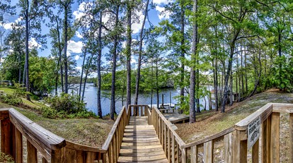 Cabin Getaway: Pet-Friendly Oasis on the Ochlockonee River Bend, Ideal for Fishing and Swimming - Wakulla County, Florida - glamping.directory