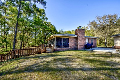 Cabin Getaway: Pet-Friendly Oasis on the Ochlockonee River Bend, Ideal for Fishing and Swimming - Wakulla County, Florida - glamping.directory
