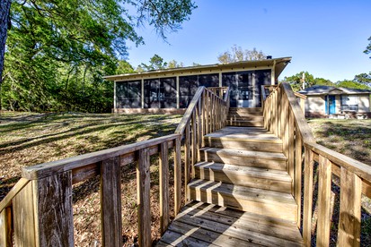 Cabin Getaway: Pet-Friendly Oasis on the Ochlockonee River Bend, Ideal for Fishing and Swimming - Wakulla County, Florida - glamping.directory