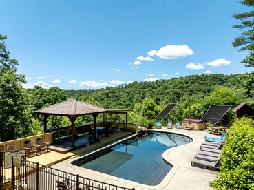 Incredible Riverfront Cabin Surrounded by Trees for an Unforgettable Escape in Nature in Blue Ridge, Georgia - Blue Ridge, Georgia - glamping.directory
