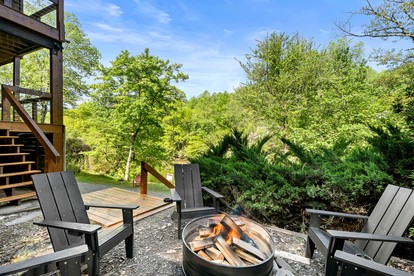 Incredible Riverfront Cabin Surrounded by Trees for an Unforgettable Escape in Nature in Blue Ridge, Georgia - Blue Ridge, Georgia - glamping.directory